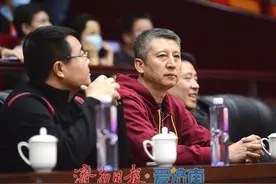 国家队主帅郭士强现场观战，山东高速男篮主场战胜江苏肯帝亚图片