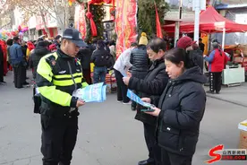 霍州公安交警借庙会话宣传 交通安全记心间图片
