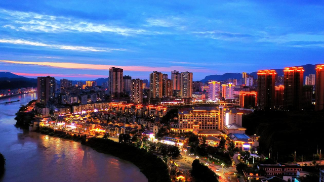 小城看中国⑩ |贵州赤水：丹霞为舟、美酒作楫，扬帆酒旅新高地