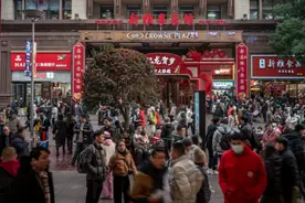 上海有名的“年货大街”上，《繁花》里出现的这家服装店生意又火了图片