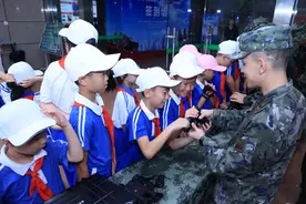 “红领巾”致敬“橄榄绿”，这堂国防教育课很“燃”图片