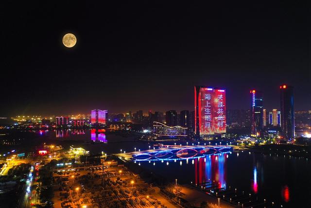 月满海龙湾，音乐共潮生！10月6日，在日照新青年我们一起看月亮吧！