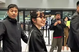 太可爱了😘田中碧女友铃木爱理抵达上海，用中文说谢谢感谢粉丝图片