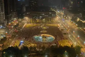 30秒｜给祖国“庆生”现场热闹非凡 天未亮成都天府广场聚集上万群众图片