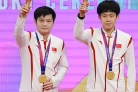 夺金瞬间｜乒乓球——樊振东/王楚钦夺得男子双打金牌图片