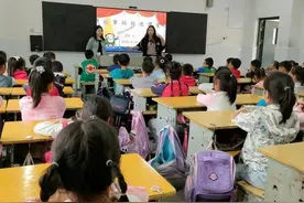 “故事爸妈”进课堂 家校共育促成长图片