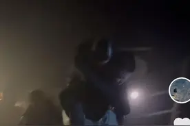 18岁女大学生夜爬峨眉山失温晕倒，路过男子背她走了1公里！景区称禁止夜游图片