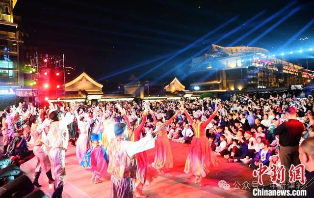 人这一辈子，一定要来天津听一场桥边音乐会！