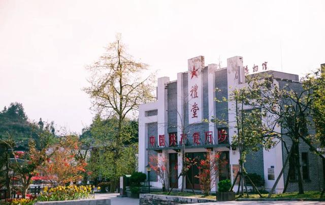 从“沉睡地下长城”到网红古镇   看万山如何“涅槃重生”→