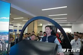 可实现全球沉浸式模拟飞行，校友捐赠长郡中学模拟飞行体验馆启用图片