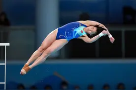 跳水世界杯总决赛：陈芋汐、全红婵包揽女子10米台冠亚军图片