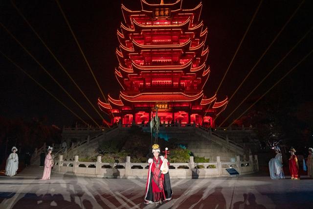 全球汉服出行日，“夜上黄鹤楼”流光溢彩