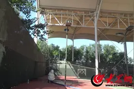 山东滨州：厂房顶部惊现巨大马蜂窝 消防及时清理图片