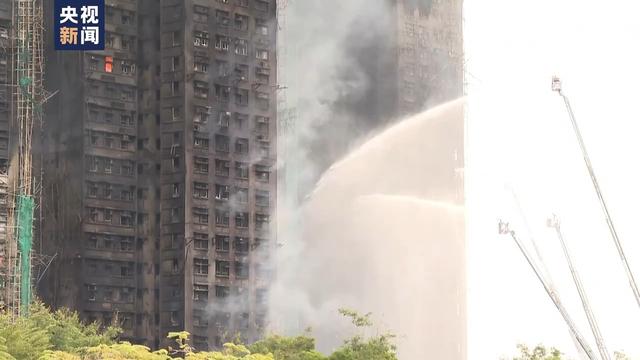 香港起火楼内找到生还者