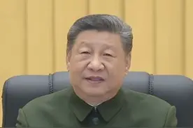 现场视频！习近平向全体人民解放军指战员、武警部队官兵、军队文职人员、预备役人员和民兵致以新春祝福图片