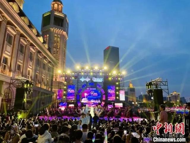 人这一辈子，一定要来天津听一场桥边音乐会！