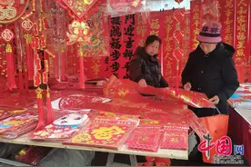 多彩年俗闹新春 | 除夕早上贴春联 传递祝福藏祥瑞图片