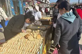 一个摊位一天能卖10万个！太昊陵庙会上压缩馍火爆出圈｜新春走基层图片
