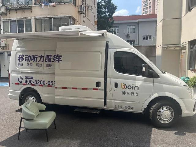 “以前在新闻里看到的高科技产品，现在来到家门口了！”