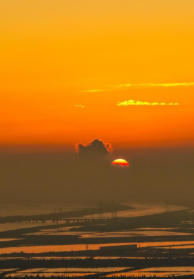镜头丨雨后放晴 中新天津生态城现彩虹夕阳同框美景