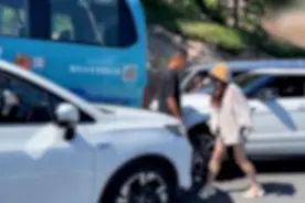 逆行打人女子为城管工作人员？青岛崂山城管局：系重名，已就不实言论报警视频封面