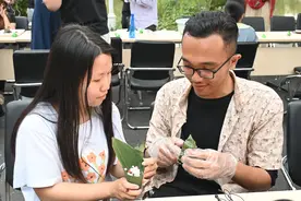 在粽香中感受端午：外国师生津门学包粽子图片