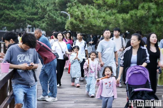 海滨假日人如织