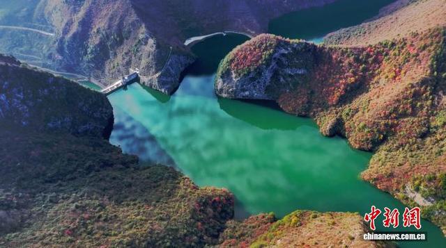 甘肃磨坝峡初冬层林尽染五彩斑斓