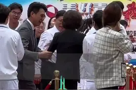 靳东现身济南大学，宣传艾滋病防治相关知识，“每次回山东都特别激动”图片