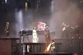 华晨宇演唱会突发意外，3秒跳下故障升降台图片