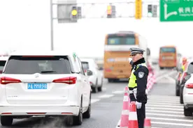 G40、G60等高速迎来返沪车流高峰，上海交警多策并举保障交通安全图片