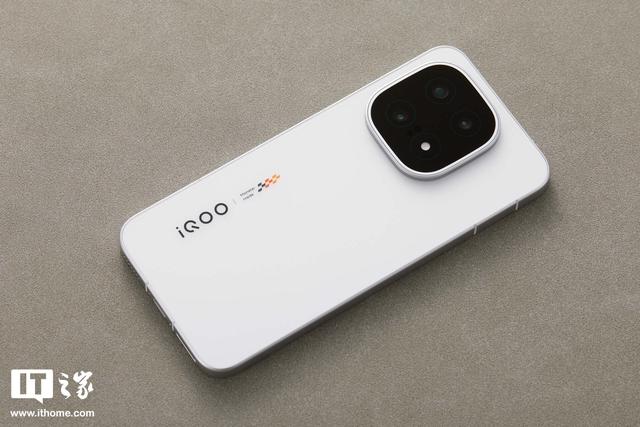 “不叠板散热好”：iQOO 15 手机确认采用单层主板设计