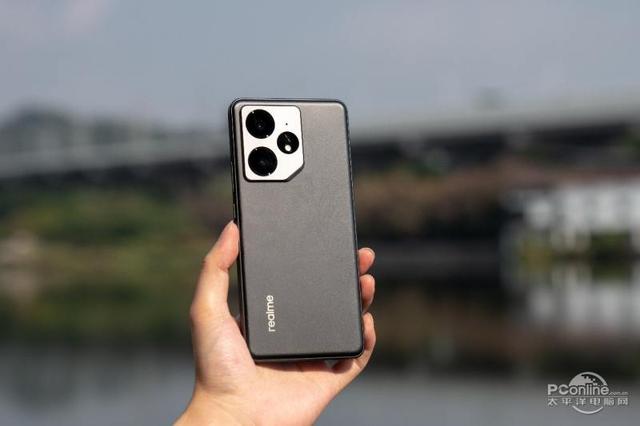 realme新机配置曝光：或搭载天玑9500e/骁龙8 Gen5处理器
