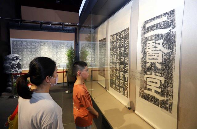 江苏苏州：摩崖石刻拓片联合展览举行