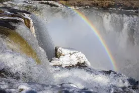 陕西黄河壶口瀑布：冰瀑奇观映彩虹，元宵民俗韵味浓图片