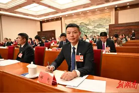 全国两会声音 | 全国人大代表邹彬建议 以传统产业升级带动“农民工”向新型产业工人转型图片