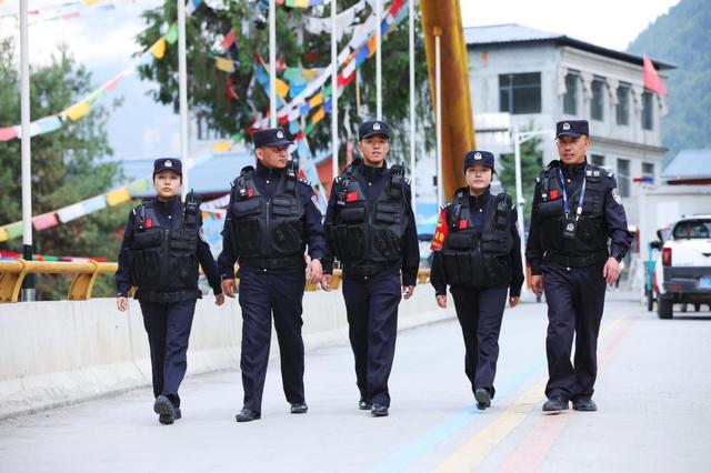 海拔5126米，他们把自己“钉”在空气最稀薄的地方