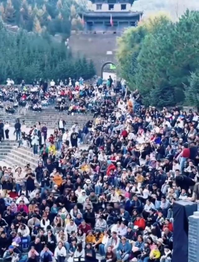 炸锅了！大批游客高喊“退票，退票！”知名景区回应