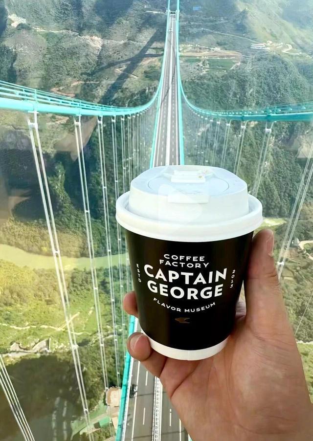 潮声丨“横竖”都是世界第一的大桥，文旅IP如何自我生长