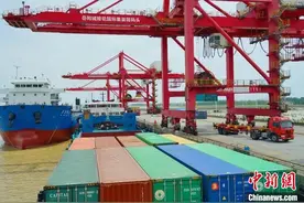 湖南岳阳临港经济“百舸争流” “税力量”护航企业“出海”图片