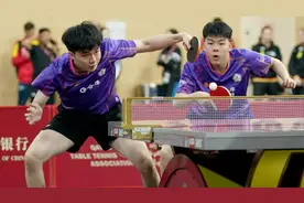 “冷面杀手”林昀儒给国乒新人黄友政上课，世乒赛男双梁靖崑/黄友政出局图片