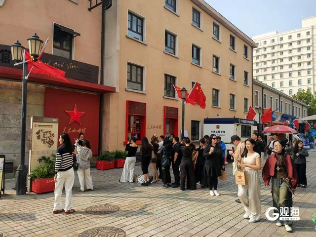 喜迎国庆，青岛历史城区换“红妆”