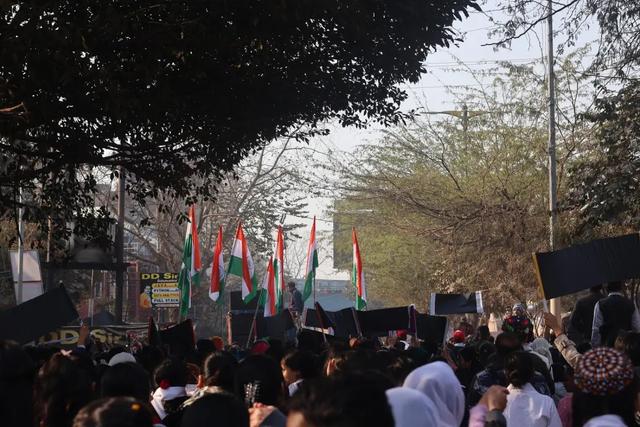 印度在一名有感染症状女子家附近捕获9只蝙蝠	，1只有尼帕病毒抗体；华人：当地民众对疫情关注较少，仍有庆典活动正常举行