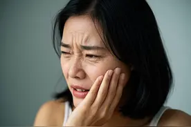 女子嘴里突然发出粪便般腐臭！只因做了……紧急提醒：24小时内赶紧就医图片
