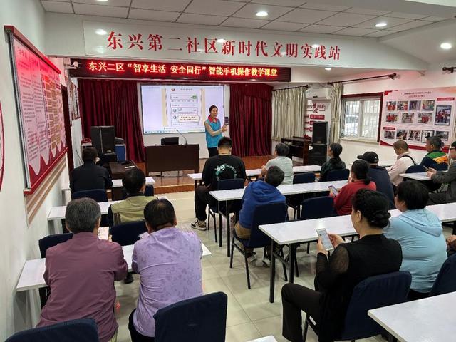 2025养老大调研 | 社区开起手机培训课，有老人专门来学AI