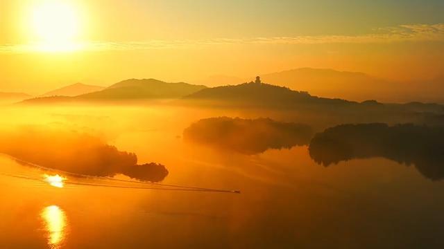 冬日平天湖上演水墨幻境 晨雾泛舟如行画中