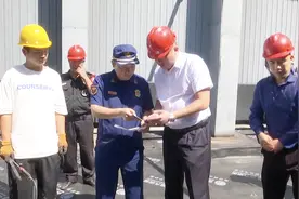 做到“八个必须”，石景山区消防部门开展防水施工作业安全检查图片