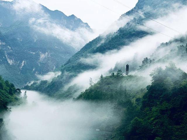 鹤峰：山水河道雾霭缭绕 宛如人间仙境