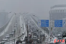 高架桥路段，注意缓慢驾驶图片