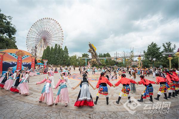 篝火映夜 七彩云南欢乐世界上演火把节盛夏狂欢